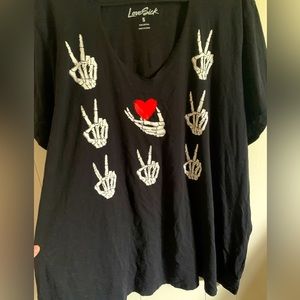 Torrid Lovesick size 5 black skull hands peace t shirt with cut out neck